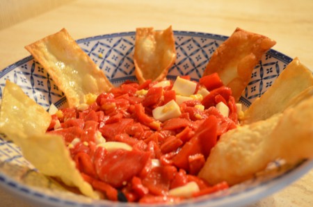 Ensalada de pimientos con crujiente de lasaña.